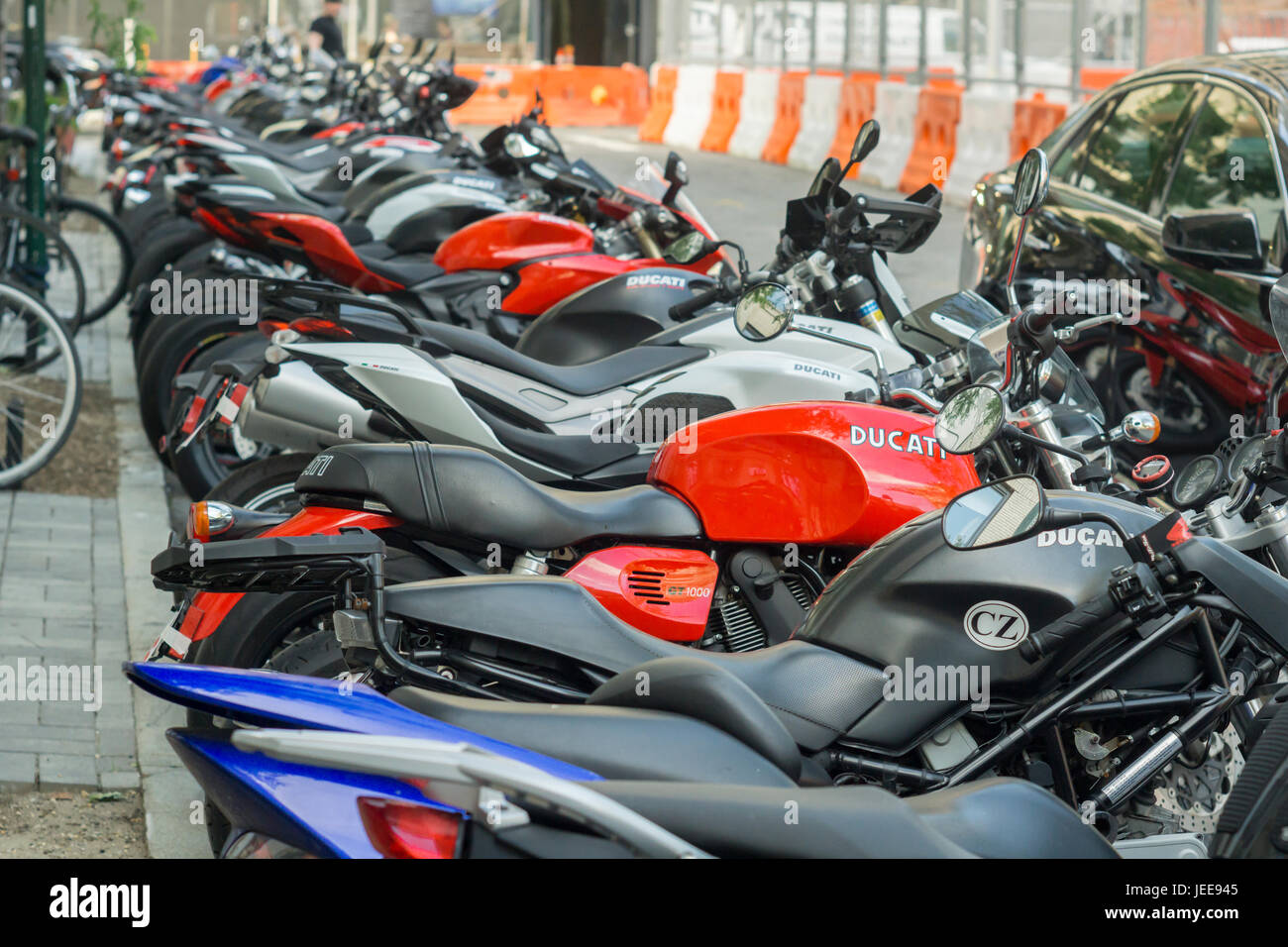 Les motos Ducati et autres marques sont alignés en face de la concession Ducati dans le quartier Soho de New York le mercredi 21 juin 2017. Harley-Davidson est la préparation d'une soumission pour les motos Ducati dans une soumission d'une valeur de 1,67 milliards de dollars. Volkswagen est de vendre leur marque Ducati et Bajaj Auto, un fabricant de motos indiennes et plusieurs buyout s'intéressent également à l'entreprise de bicyclettes de haute performance. (© Richard B. Levine) Banque D'Images