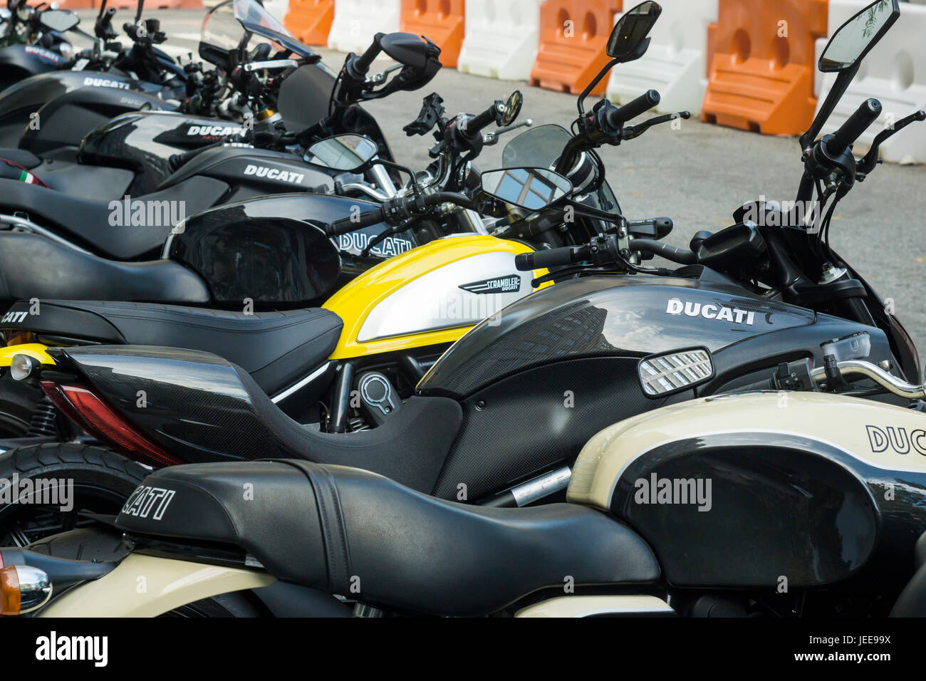 Les motos Ducati et autres marques sont alignés en face de la concession Ducati dans le quartier Soho de New York le mercredi 21 juin 2017. Harley-Davidson est la préparation d'une soumission pour les motos Ducati dans une soumission d'une valeur de 1,67 milliards de dollars. Volkswagen est de vendre leur marque Ducati et Bajaj Auto, un fabricant de motos indiennes et plusieurs buyout s'intéressent également à l'entreprise de bicyclettes de haute performance. (© Richard B. Levine) Banque D'Images