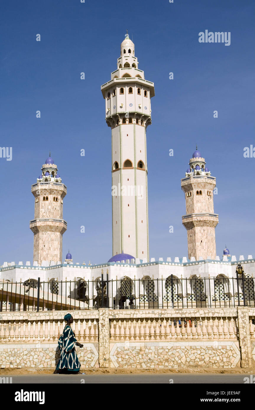 Passant, mosquée, minarets, Touba, au Sénégal, Banque D'Images