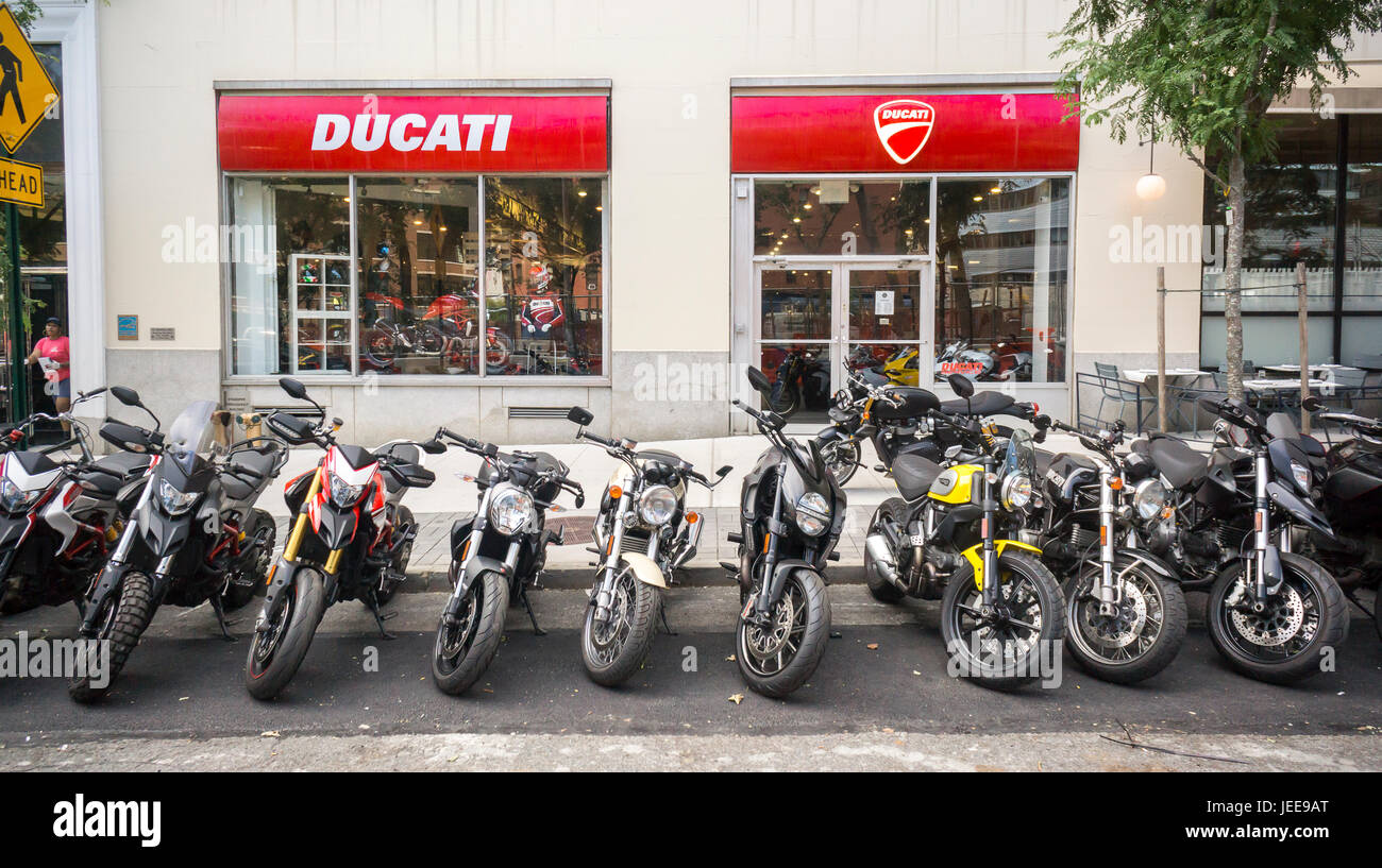 Les motos Ducati et autres marques sont alignés en face de la concession Ducati dans le quartier Soho de New York le mercredi 21 juin 2017. Harley-Davidson est la préparation d'une soumission pour les motos Ducati dans une soumission d'une valeur de 1,67 milliards de dollars. Volkswagen est de vendre leur marque Ducati et Bajaj Auto, un fabricant de motos indiennes et plusieurs buyout s'intéressent également à l'entreprise de bicyclettes de haute performance. (© Richard B. Levine) Banque D'Images