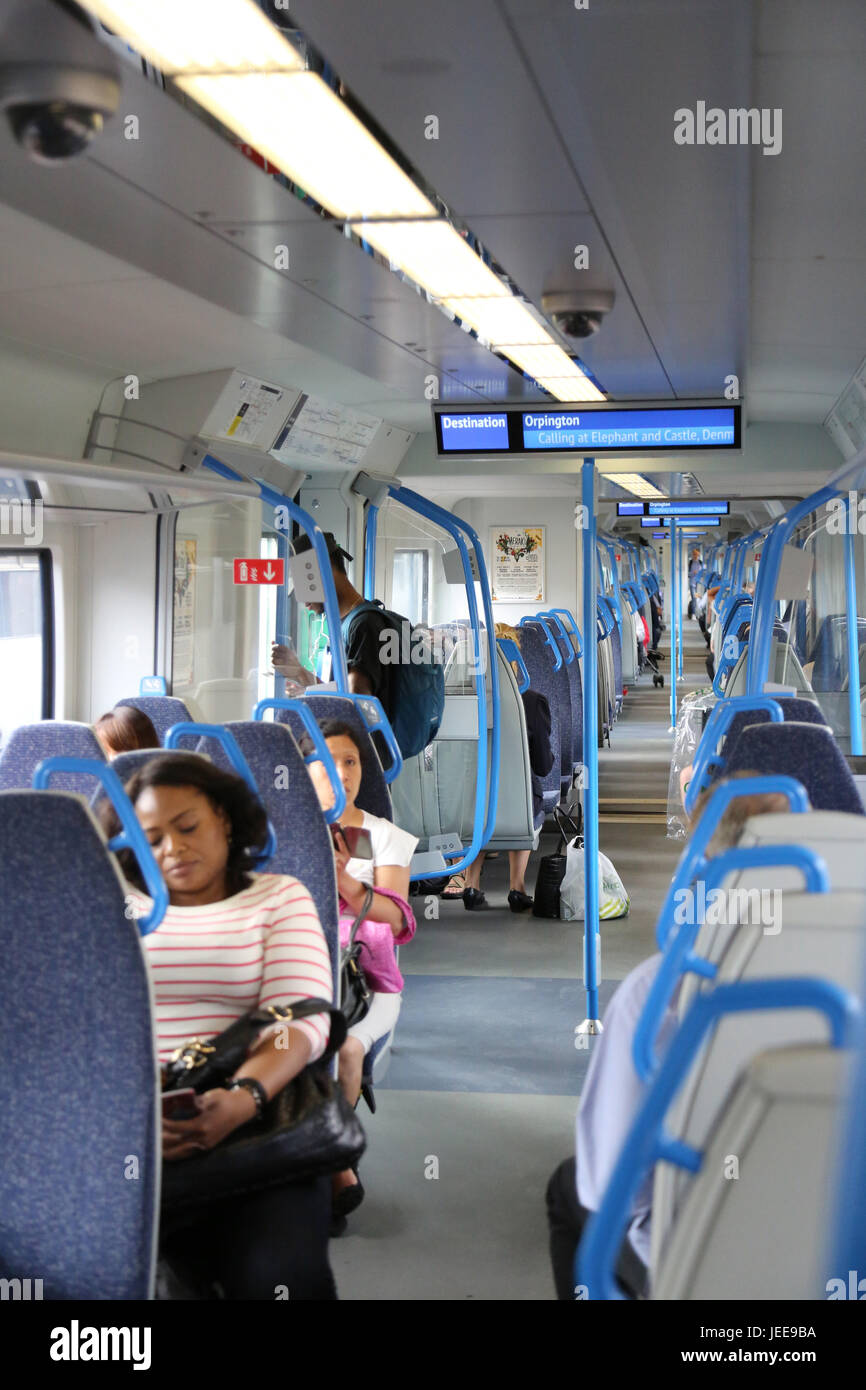 Londres : Thameslink intérieur d'une nouvelle série 700 train Siemens a récemment introduit sur le réseau ferroviaire Thameslink de Londres Banque D'Images