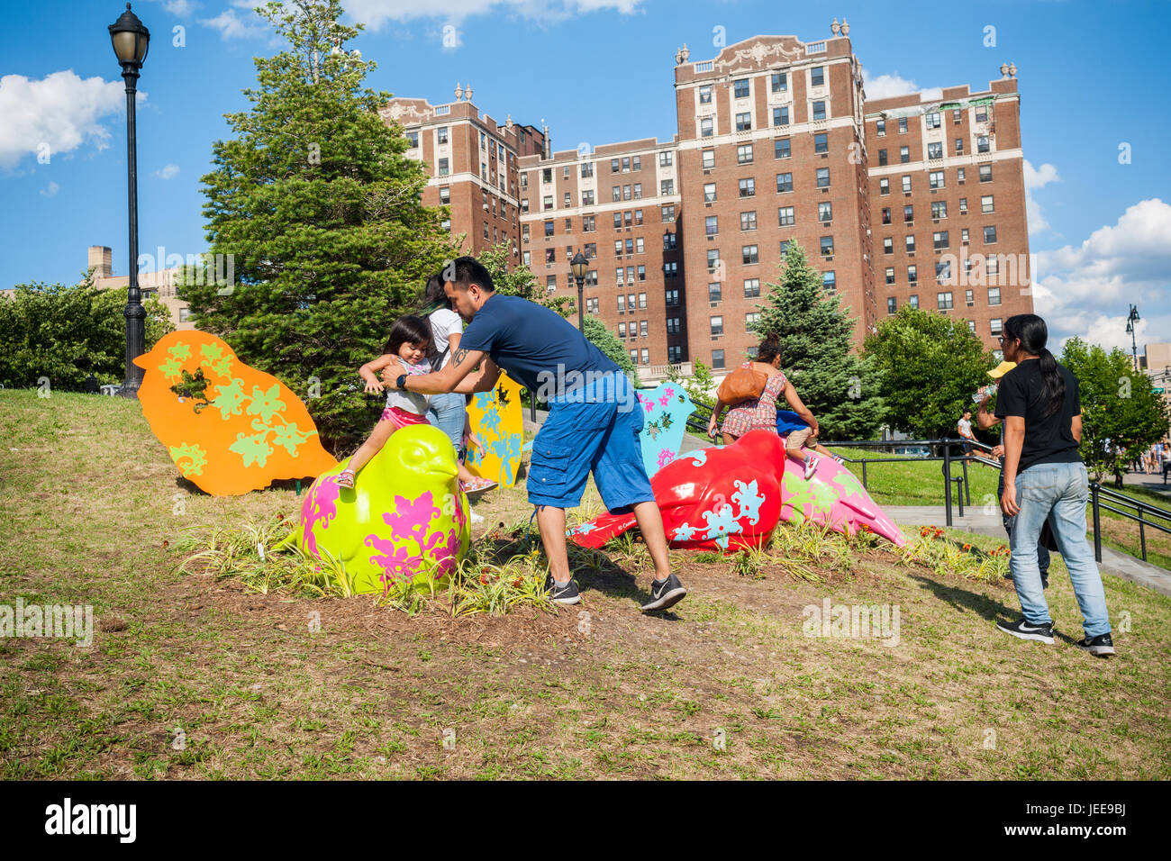 Les visiteurs au parc Joyce Kilmer dans le Bronx à New York le mardi, Juin 20, 2017 Profitez de 'voler haut pour l'égalité' par les artistes Patricia Cazoria et Nancy Saleme. Les moineaux colorés surdimensionnés représentée par l'œuvre sont destinés à être une métaphore de la recherche de l'égalité, la répartition des capacités de sparrow urbain résistance, intelligence et beauté représentés à New York. La sculpture est financé par l'art dans les parcs : Parc UNIQLO. Subvention Expressions (© Richard B. Levine) Banque D'Images