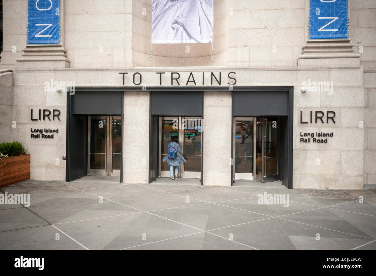 Les banlieusards fringant à l'entrée du nouveau hall, sous le James A. Farley Post Office Building, à la Pennsylvania Station à New York, le vendredi 16 juin 2017. Le grand hall, une partie de la gare Moynihan projet, contribuera à réduire la congestion routière qui empoisonne le Long Island Railroad commuter. (© Richard B. Levine) Banque D'Images