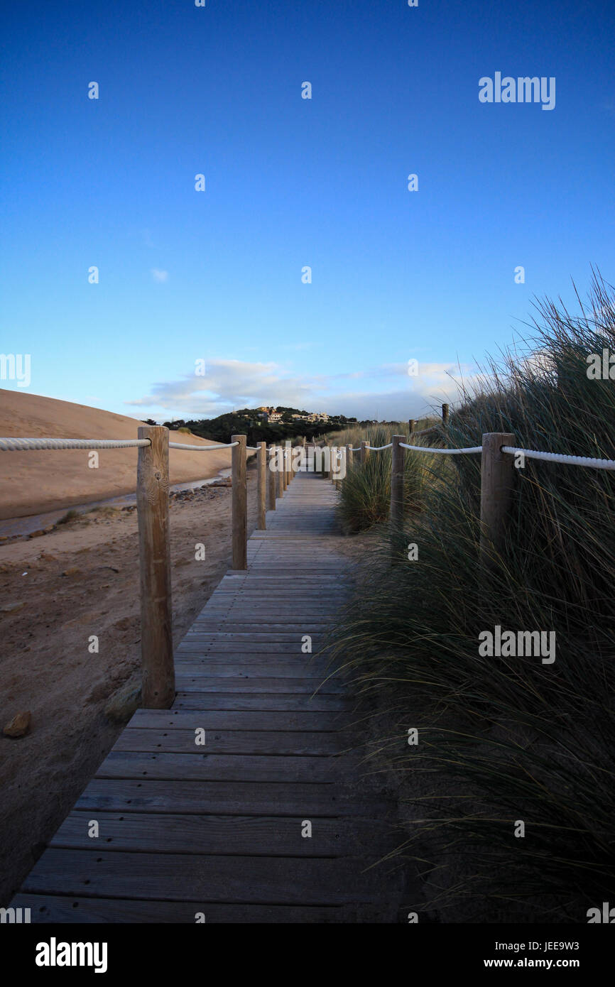 Chemin en bois à la plage sur les dunes. La plage de Guincho, Cascais, Portugal Banque D'Images