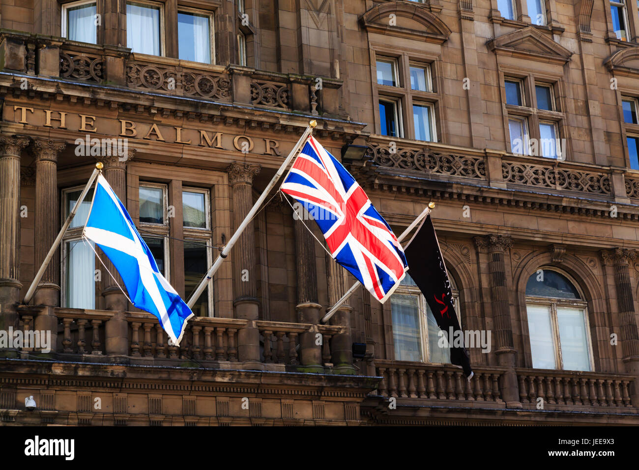 L'Hôtel Balmoral sur Princes Street, Édimbourg en Écosse. Union Jack, drapeau de l'entreprise et sautoir. Banque D'Images