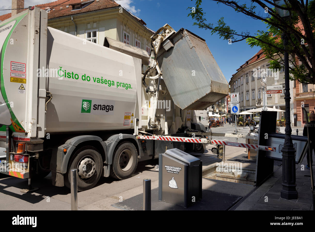 Déchargement d'un camion à ordures poubelles souterrain géant dans la vieille ville de Ljubljana, Slovénie Banque D'Images