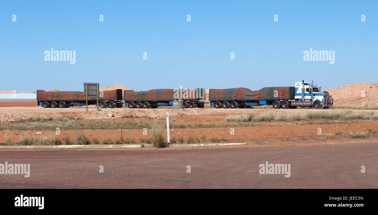 Australian road train avec bâche à rayures vert et brun en pleine longueur. Banque D'Images