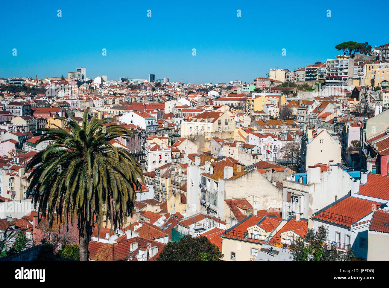 Portugal Lisbonne est vallonné, la capitale côtière. D'imposer le château São Jorge, la vue englobe la vieille ville, les bâtiments aux couleurs pastel, l'estuaire du Tage et le Ponte 25 de Abril pont suspendu. Banque D'Images