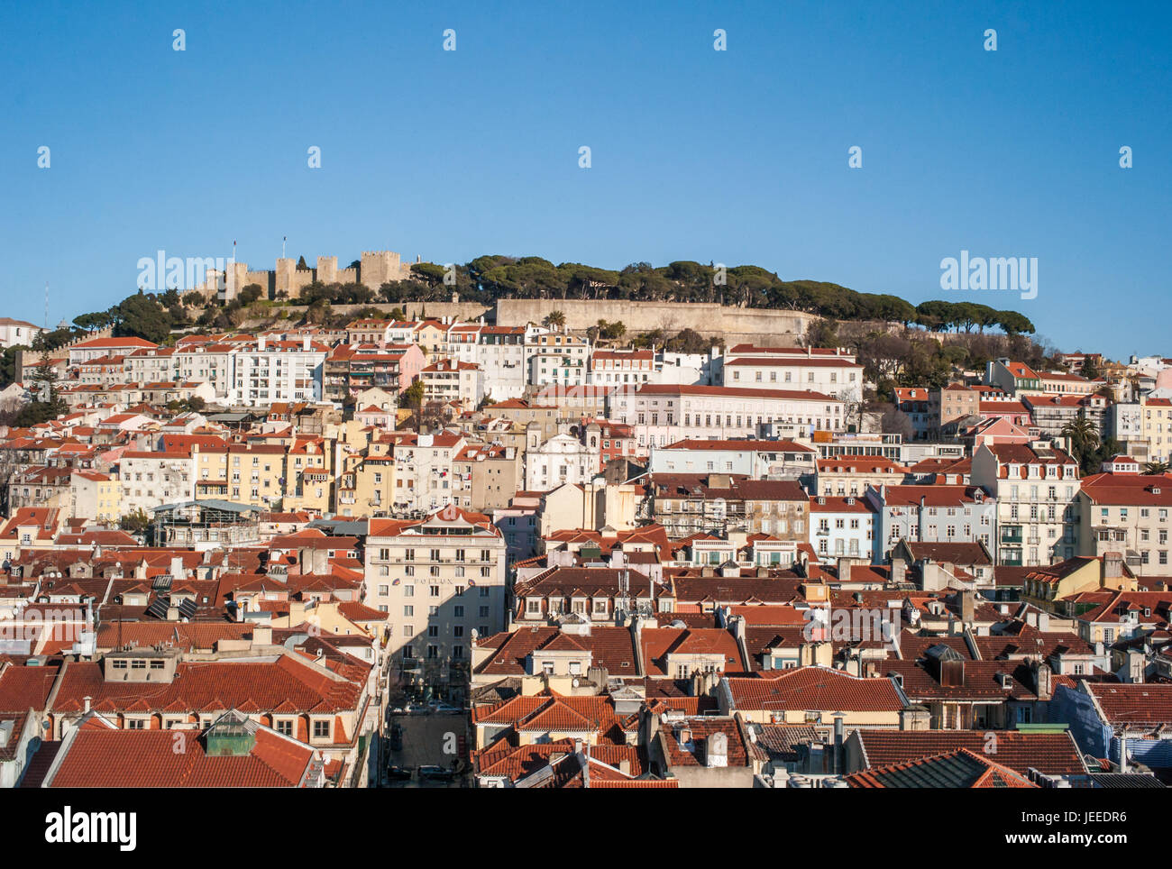 Portugal Lisbonne est vallonné, la capitale côtière. D'imposer le château São Jorge, la vue englobe la vieille ville, les bâtiments aux couleurs pastel, l'estuaire du Tage et le Ponte 25 de Abril pont suspendu. Banque D'Images