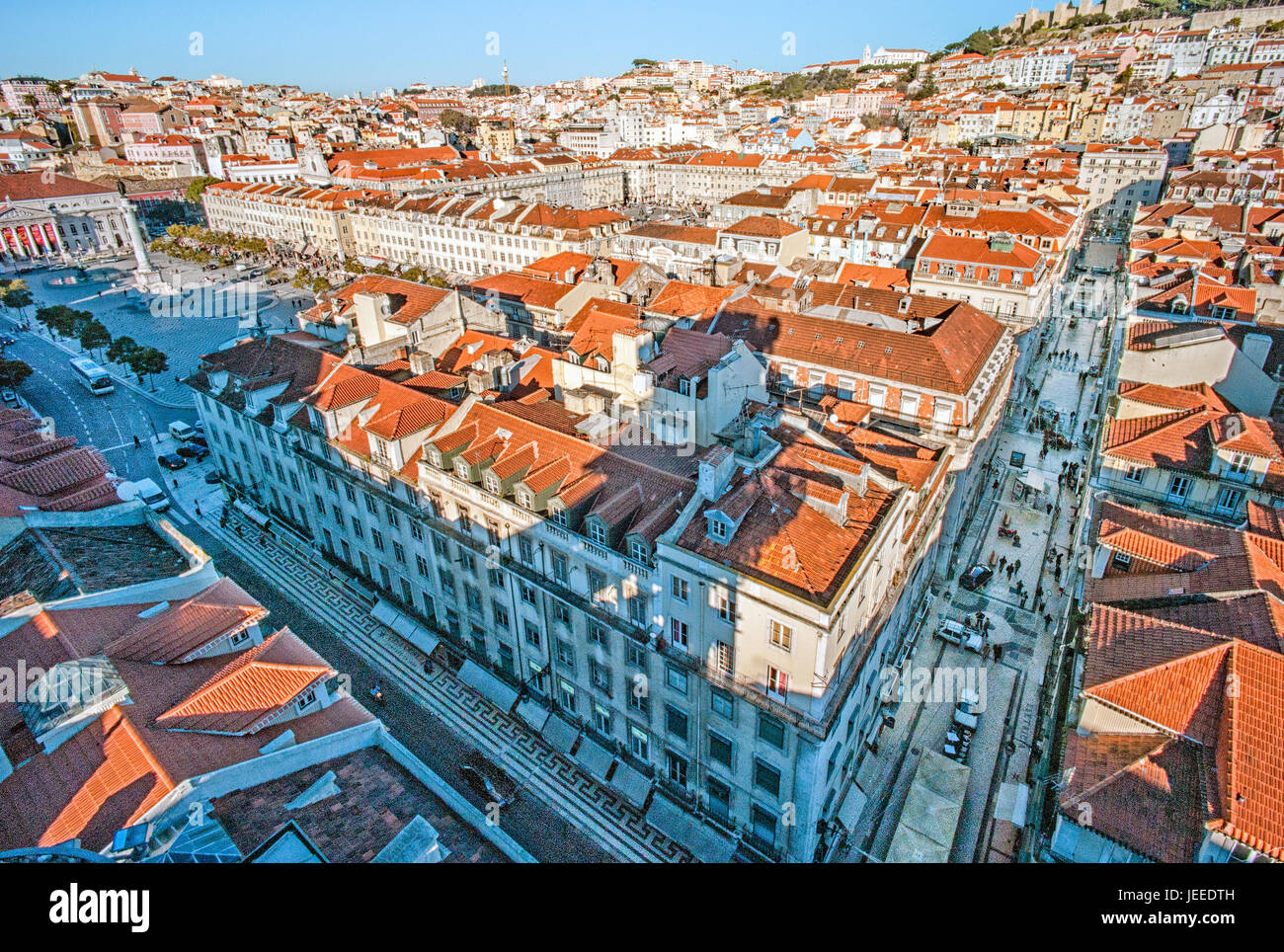 L'ascenseur de Santa Justa, Elevador de Santa Justa, également appelé Carmo ascenseur, c'est un ascenseur, ou de lever, dans la paroisse civile de Santa Justa, dans la ville historique de Lisbonne, Portugal. Situé à la fin de la Rua de Santa Justa, elle relie la rue inférieure de la Baixa avec plus Largo do Carmo Carmo (Square) Banque D'Images