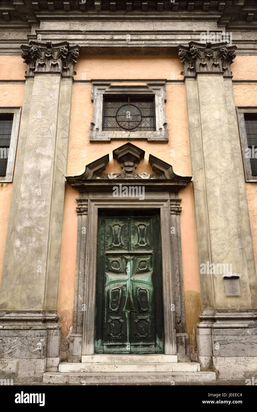Porte avant de Krizanke église Notre Dame de miséricorde rénové par Rossi de 1715 Ordre des Chevaliers teutoniques de la Croix église Ljubljana Slovénie Banque D'Images
