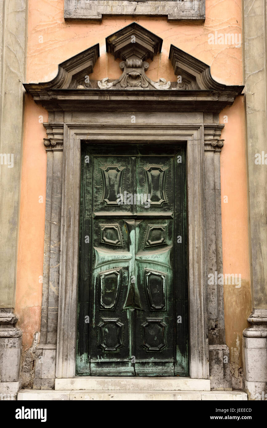 Porte avant en bronze avec croix de Malte à Krizanke église Notre Dame de Pitié par l'ordre de Chevaliers teutoniques du Cross church Ljubljana Slovénie Banque D'Images