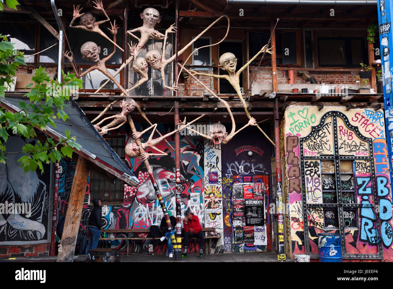 Des graffitis et des sculptures à Metelkova City Centre culturel autonome squat à l'ancienne caserne militaire de l'Armée nationale yougoslave à Ljubljana Slovénie Banque D'Images