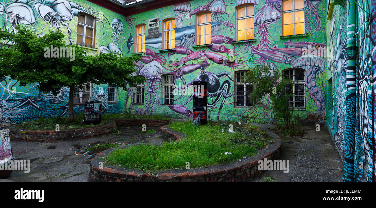 Graffiti sur sous-marin à studio City Centre culturel autonome Metelkova squat ancienne caserne militaire de l'Armée nationale yougoslave à Ljubljana Slovénie Banque D'Images