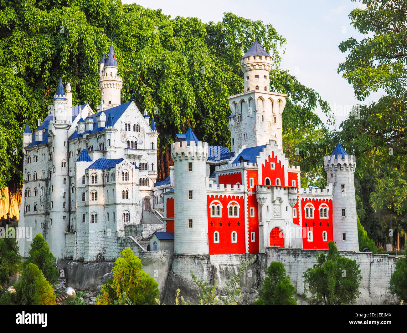 Modele Miniature Le Chateau De Neuschwanstein En Foret Photo Stock Alamy