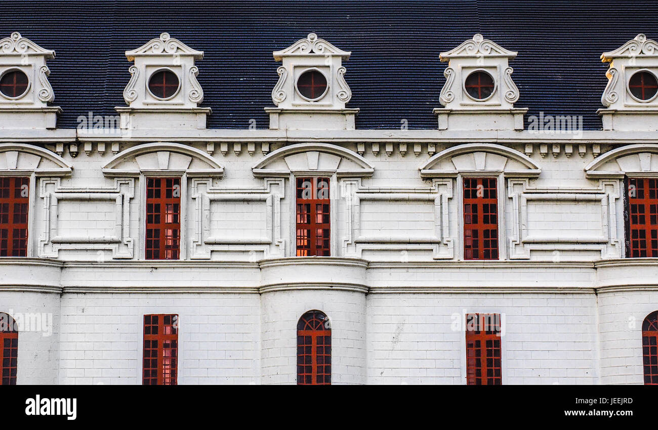 Bâtiment blanc aux fenêtres rouges, toit bleu, motif de Château de Chenonceau, Loire Valley, en français Banque D'Images