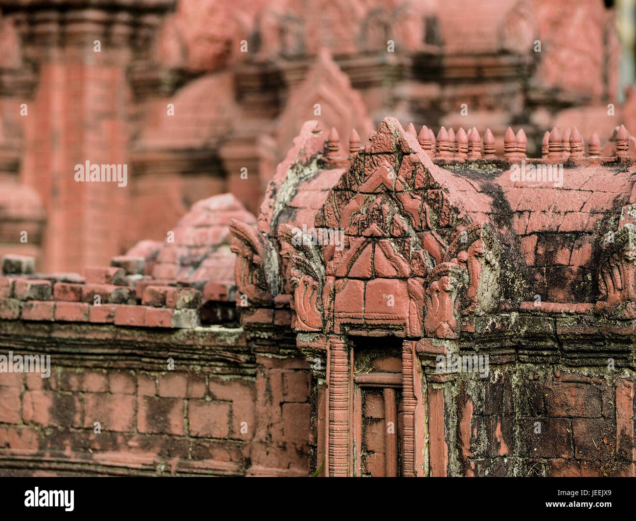 Portes de l'ancien temple de pierre rouge, beau fond rouge, Thaïlande Banque D'Images