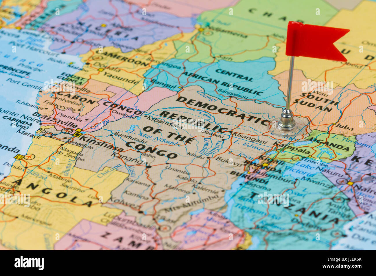 Photo de République démocratique du Congo (Congo-Kinshasa) marquée par un drapeau rouge dans le support. Pays le continent africain. Banque D'Images