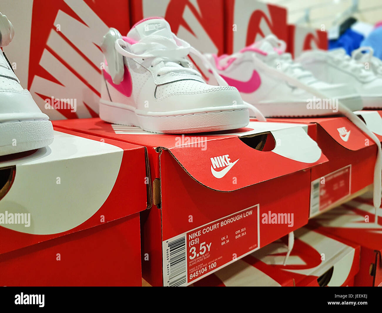 Nowy Sacz, Pologne - 16 juin 2017 : collection de chaussures de sport Nike  mode offert en vente à Martens Shop. Nike Inc. est une multinationale  américaine ma Photo Stock - Alamy