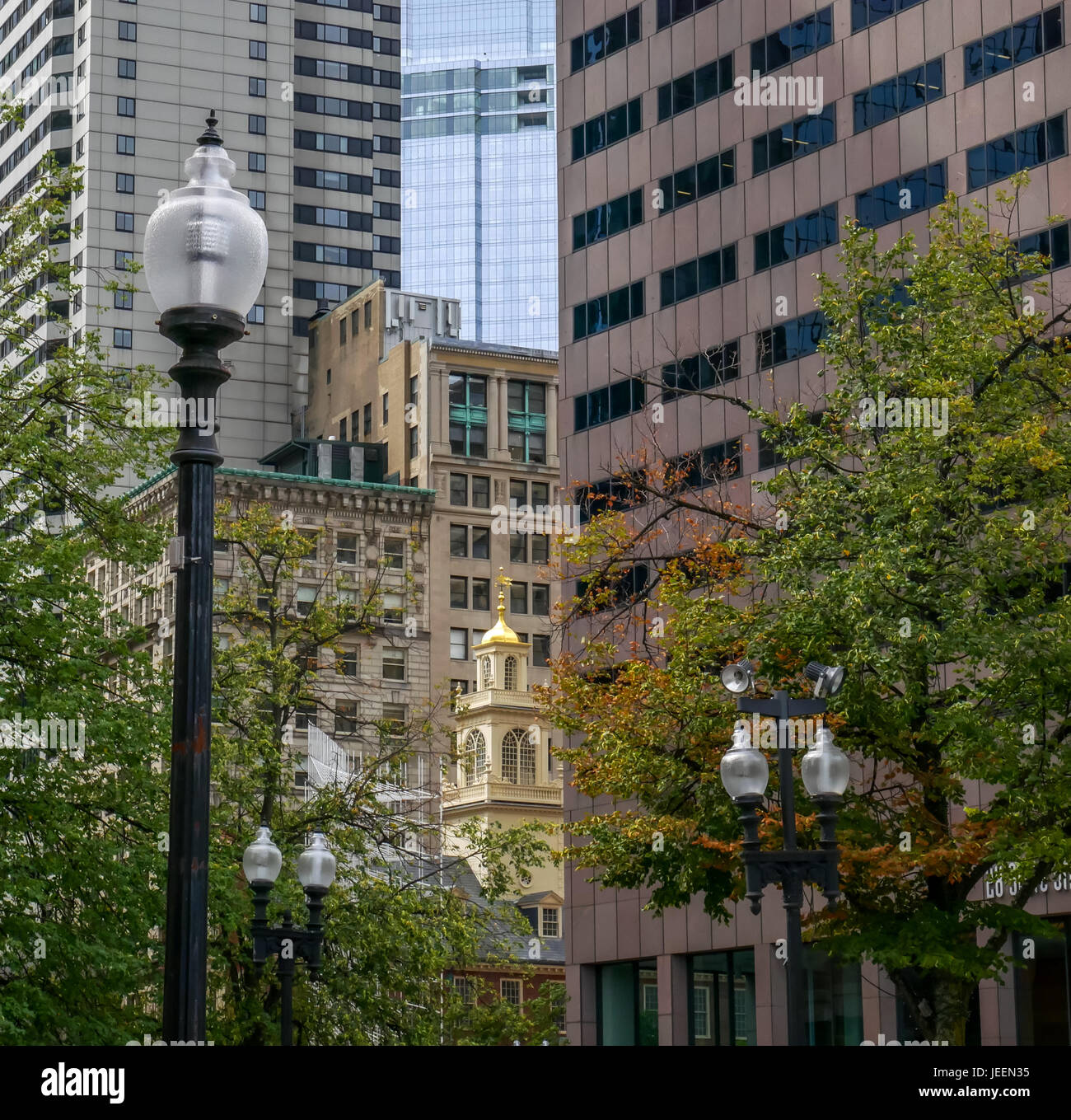 Avis de spire de Old State House, Boston, Massachusetts, USA, en sandwich entre immeubles de bureaux modernes Banque D'Images