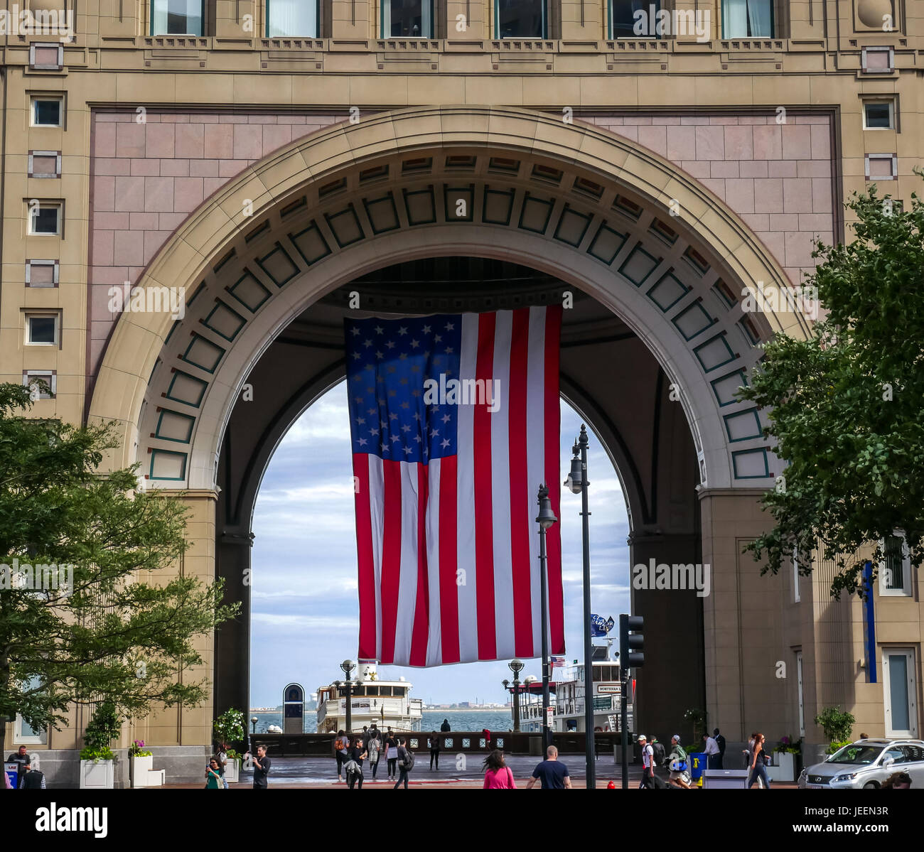 Grand drapeau américain suspendu dans Arch, hôtel de Boston Harbor, Rowes Wharf, Boston, Massachusetts, États-Unis Banque D'Images