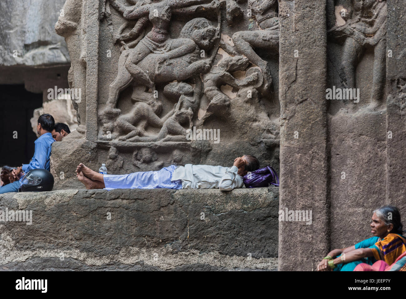 Les personnes qui désirent visiter les grottes d'Ellora, dans l'état de Maharashtra en Inde Banque D'Images