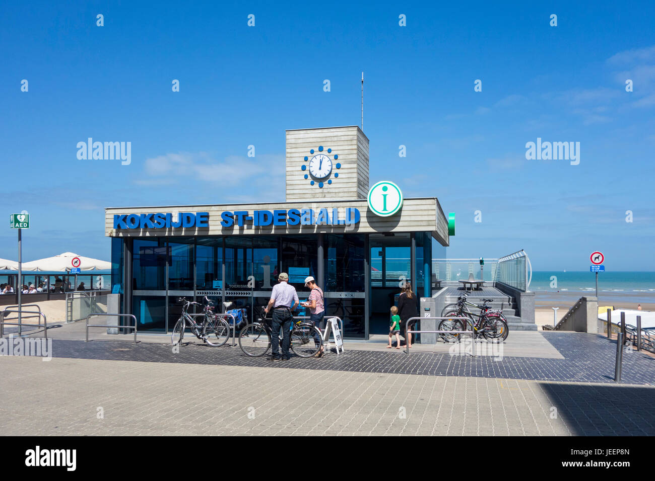 Les touristes avec des vélos en face de l'office de tourisme à Koksijde / Coxyde / St-Idesbald, station balnéaire de la côte de la mer du Nord, Flandre occidentale, Belgique Banque D'Images