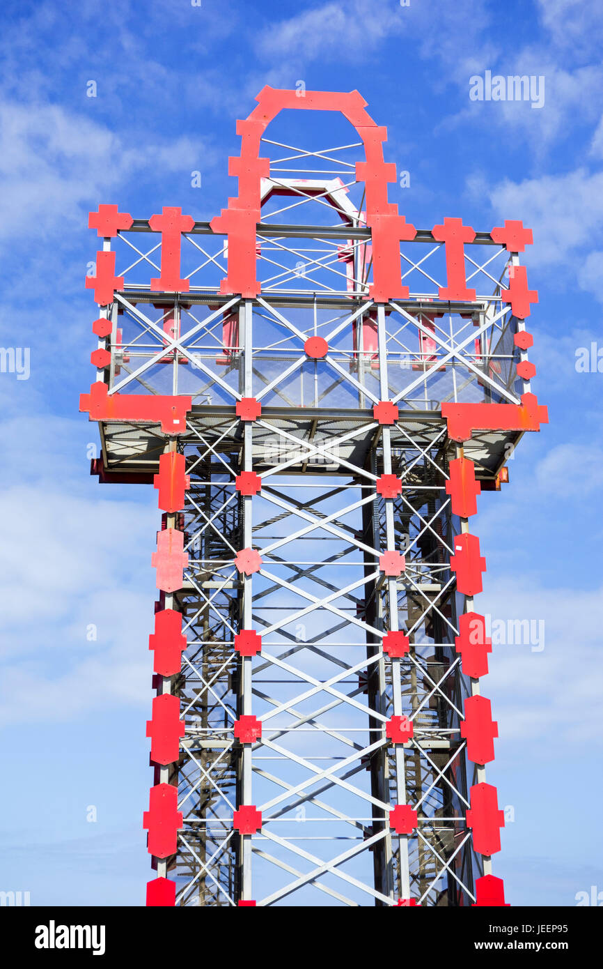 Scivolo Acqua, art moderne sculpture d'artistes Anne et Patrick Poirier / Coxyde à Koksijde, Flandre occidentale, Belgique Banque D'Images