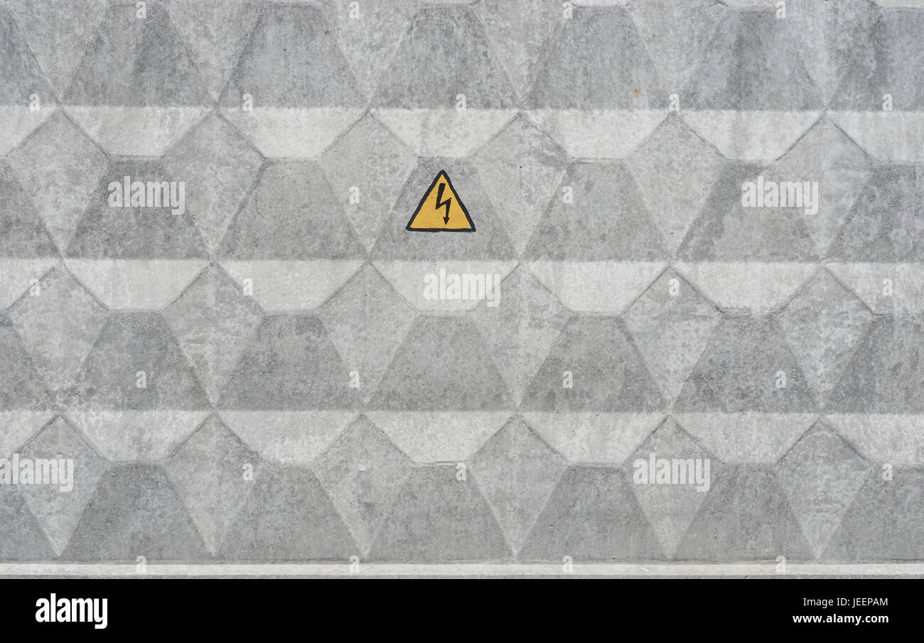 Mur de béton gris avec risque électrique panneau d'avertissement ...