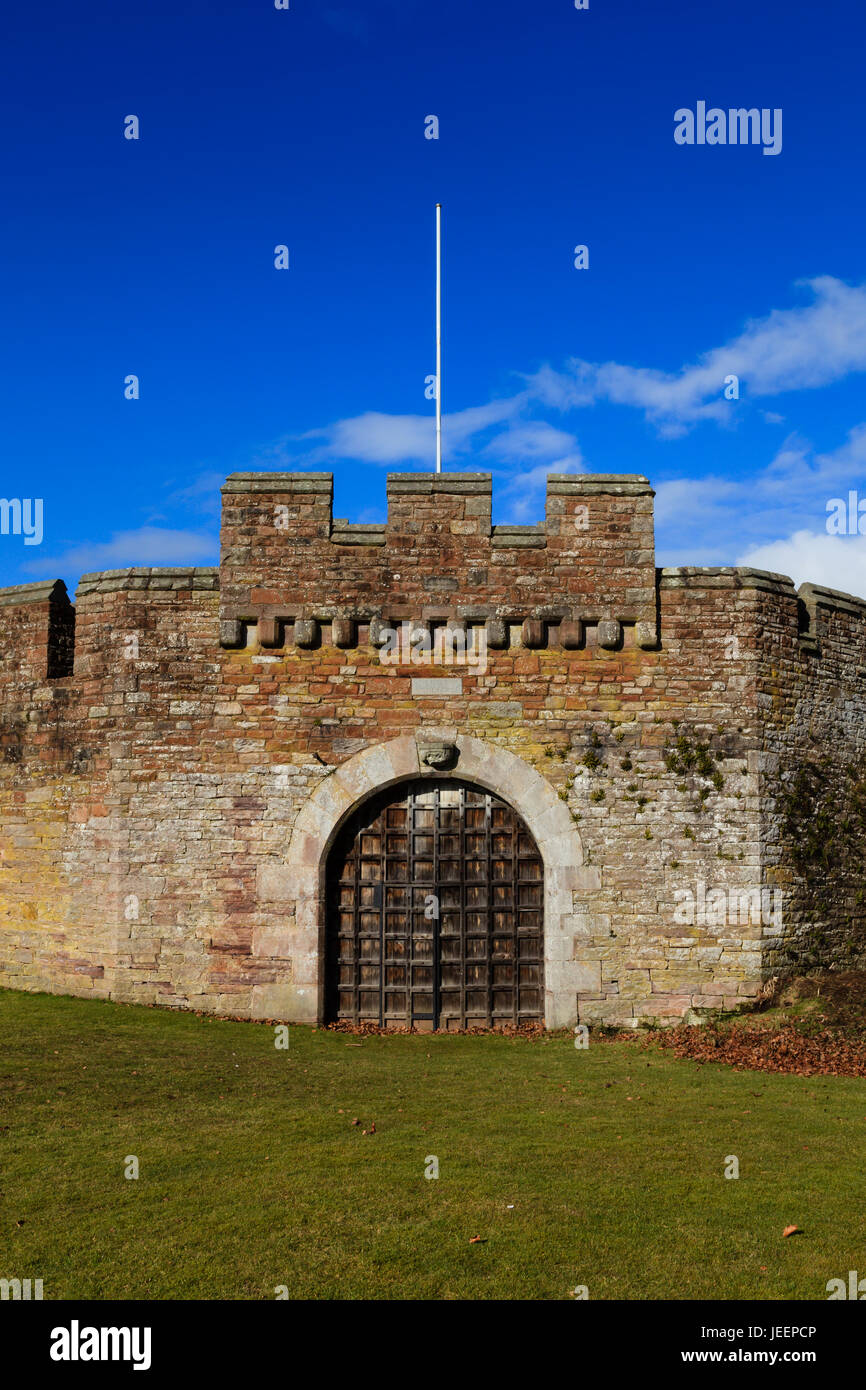 Des murailles fortifiées. Les remparts entourent 848 Hall, un bâtiment tudor datant de 1500 et situé près de Penrith, Cumbria dans le nord de l'Angleterre. Banque D'Images