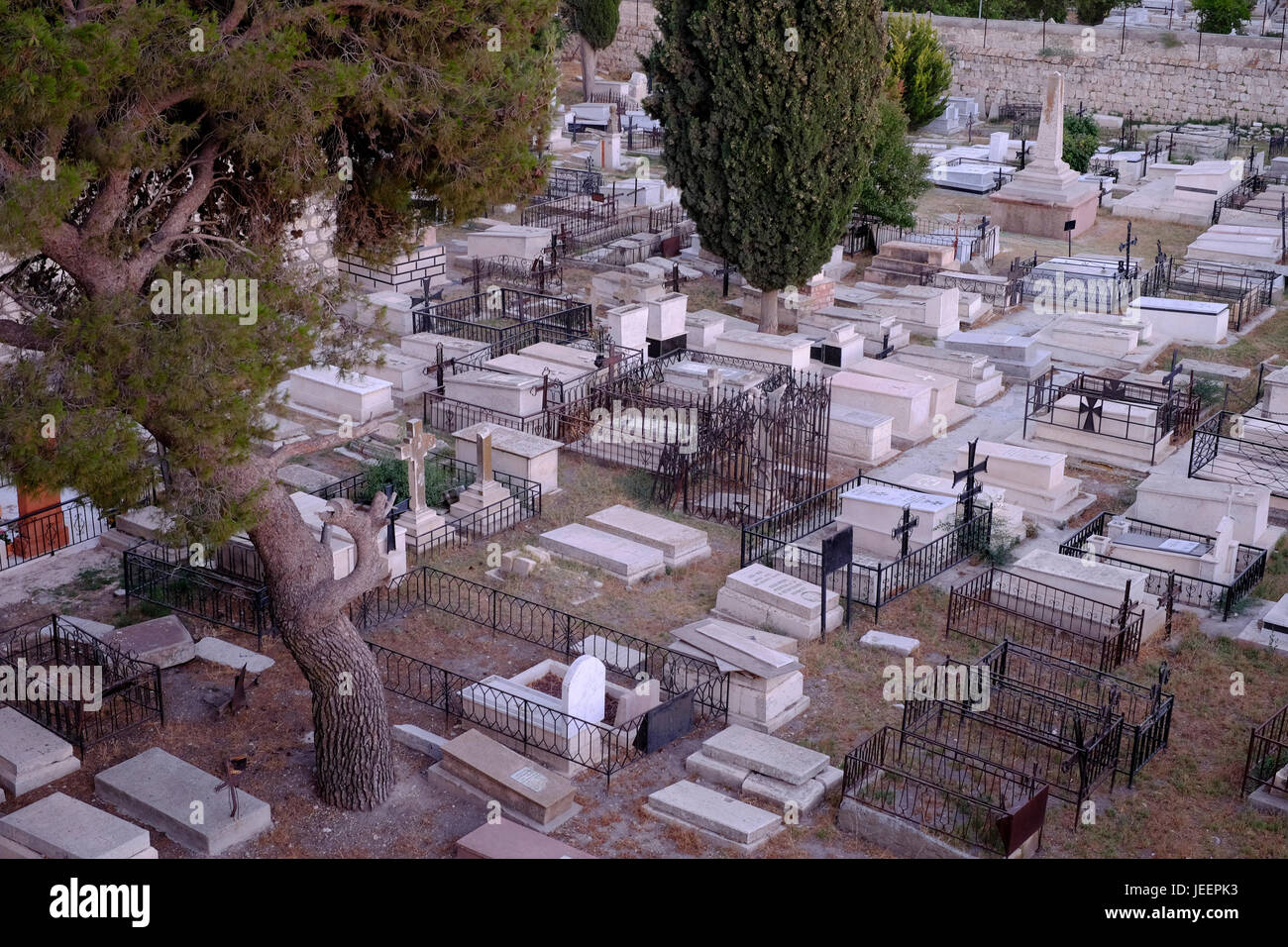 Vue sur la montagne de Sion protestant cemetery établies par des missionnaires presbytériens dans le 19e siècle situé sur le versant sud-ouest de la montagne de Sion à Jérusalem, Israël Banque D'Images