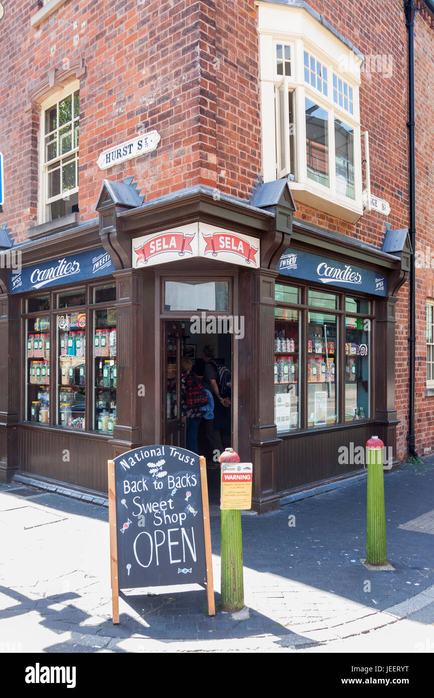 Le National Trust's old-fashioned Sweet Shop, la vente à l'ancienne, sucreries traditionnelles ; dernier survivant retour à l'cour arrière à Birmingham, Royaume-Uni Banque D'Images