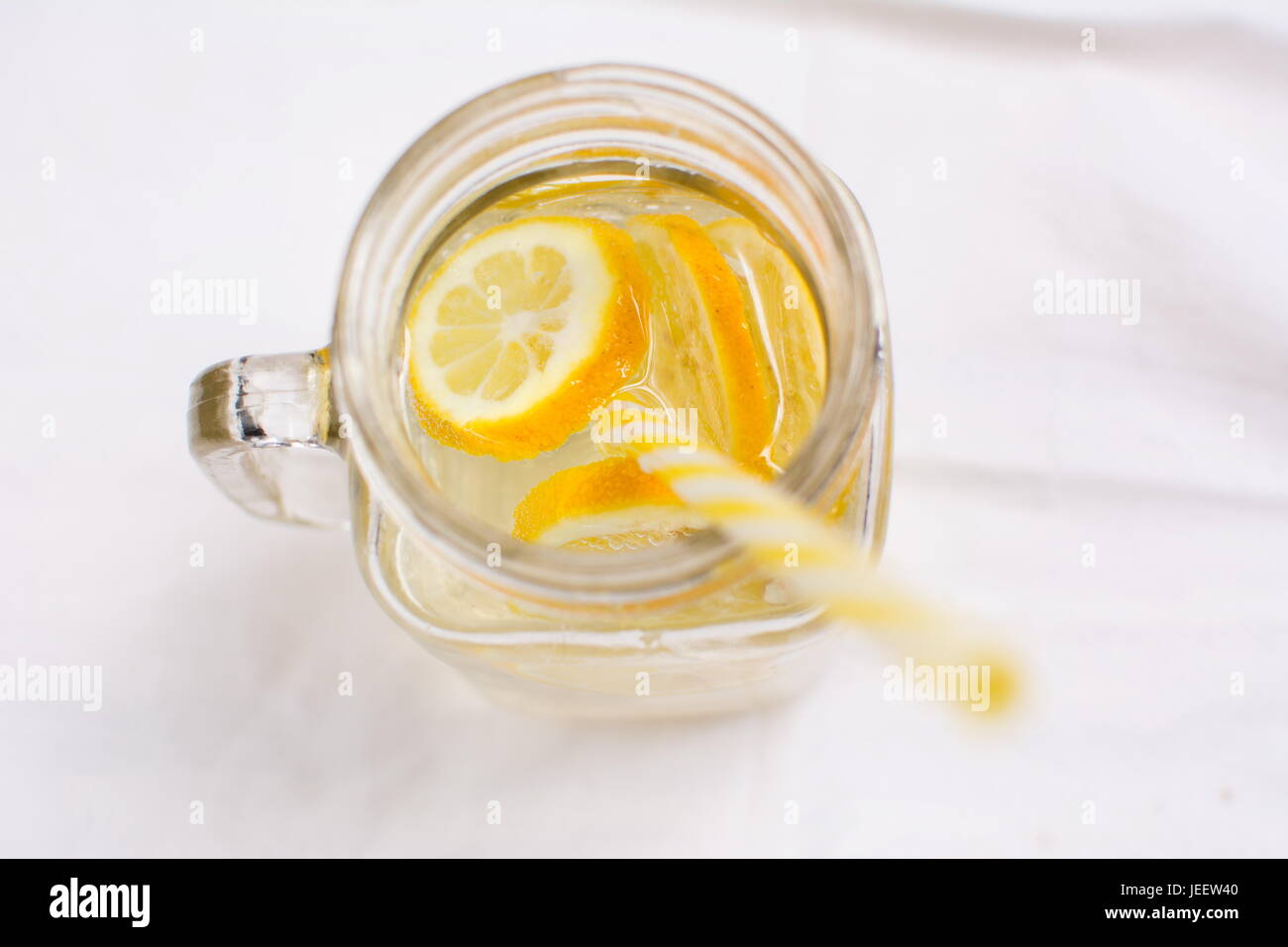 L'eau avec l'orange et le citron dans un bocal en verre. Boisson d'été froide Banque D'Images
