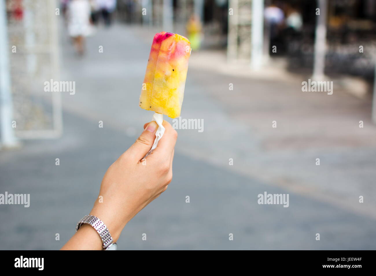 Girl holding fruits gelés du point de vue de la crème glacée Banque D'Images