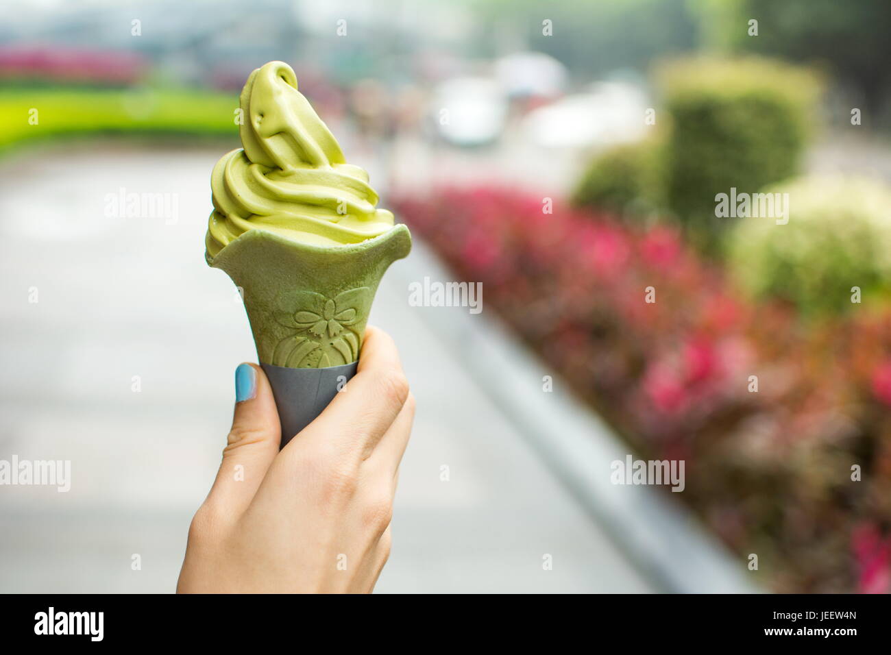 Femme hand holding green tea ice cream point de vue Banque D'Images