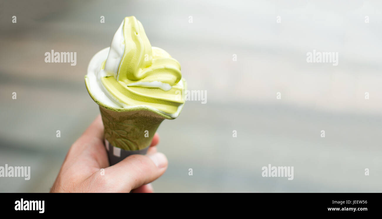 Male hand holding green tea ice cream point de vue Banque D'Images