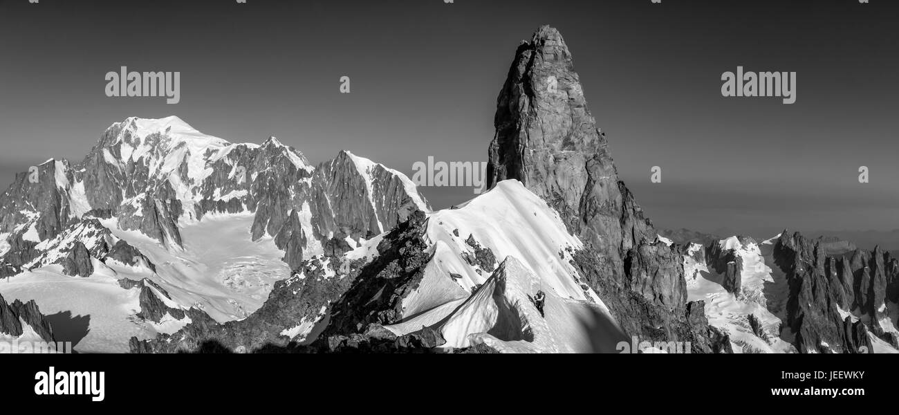 Un grimpeur o n l'Arete Rochefort avec la Dent du Géant derrière Banque D'Images