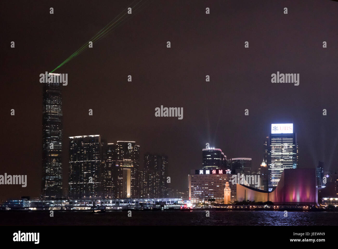 Vue horizontale de la lumières sur Kowloon à Hong Kong la nuit, la Chine. Banque D'Images