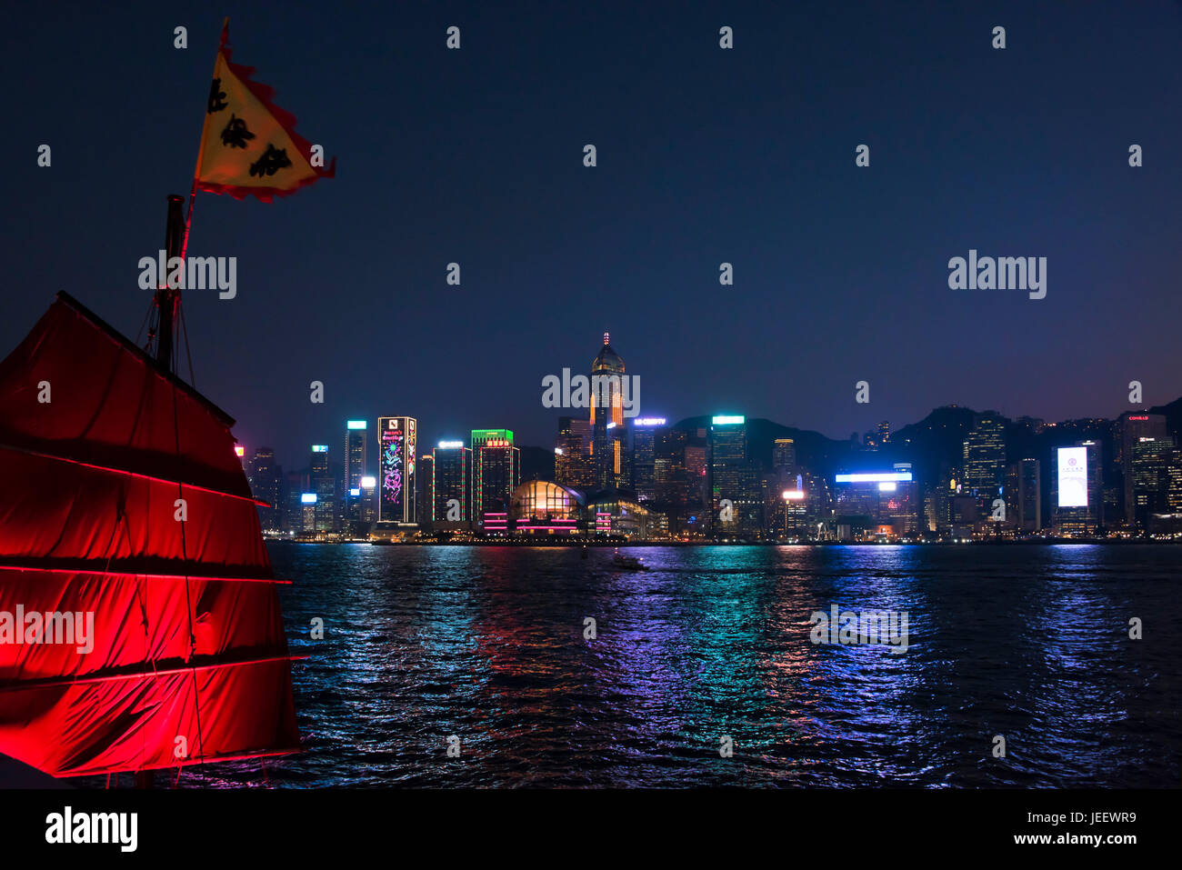 Cityscape horizontale de l'île de Hong Kong allumé jusqu'au coucher du soleil, la Chine. Banque D'Images