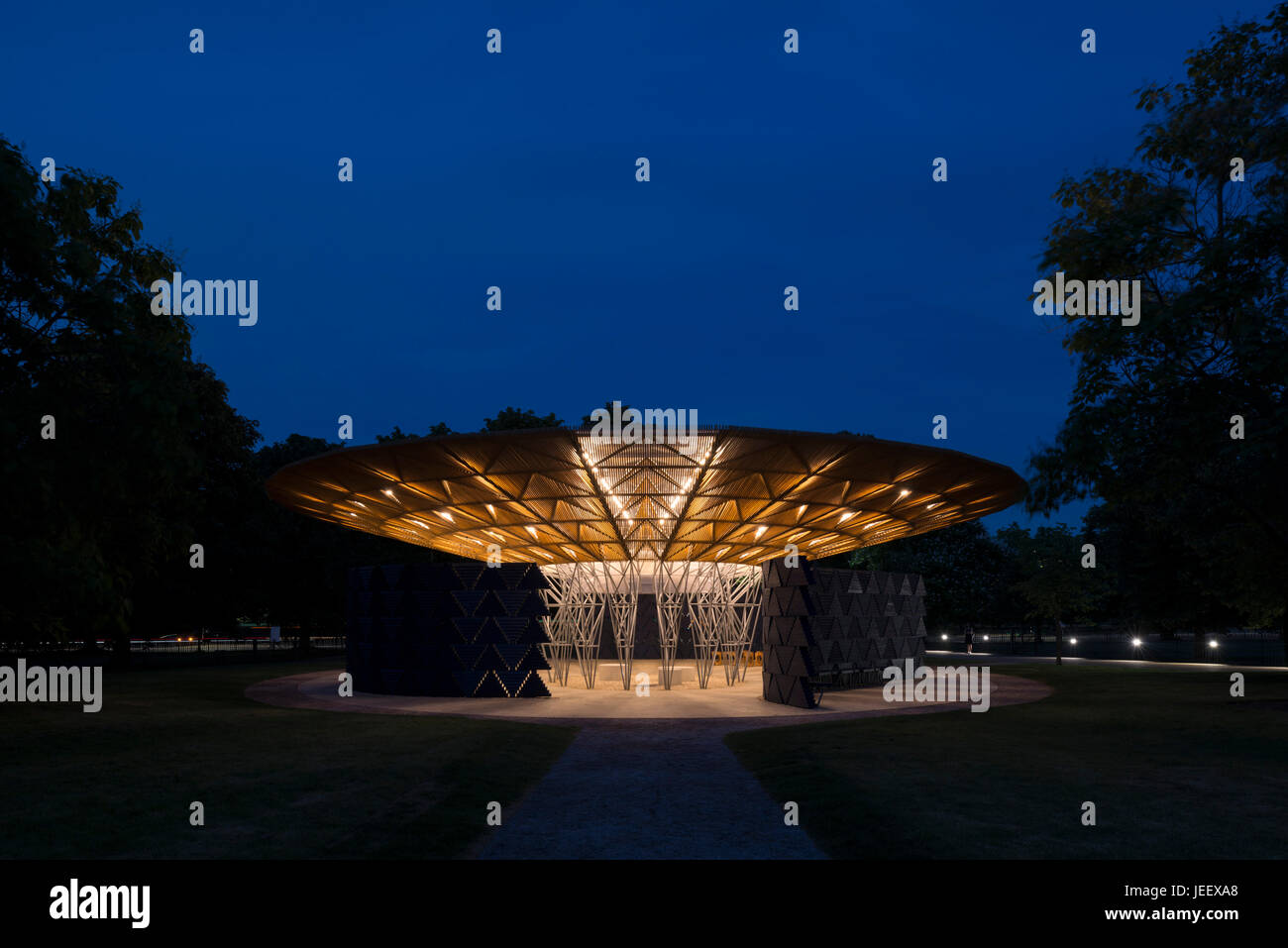 Vue de nuit. La serpentine Pavillon d'été 2017, Londres, Royaume-Uni. Architecte : Diebedo Francis Kéré, 2017. Banque D'Images