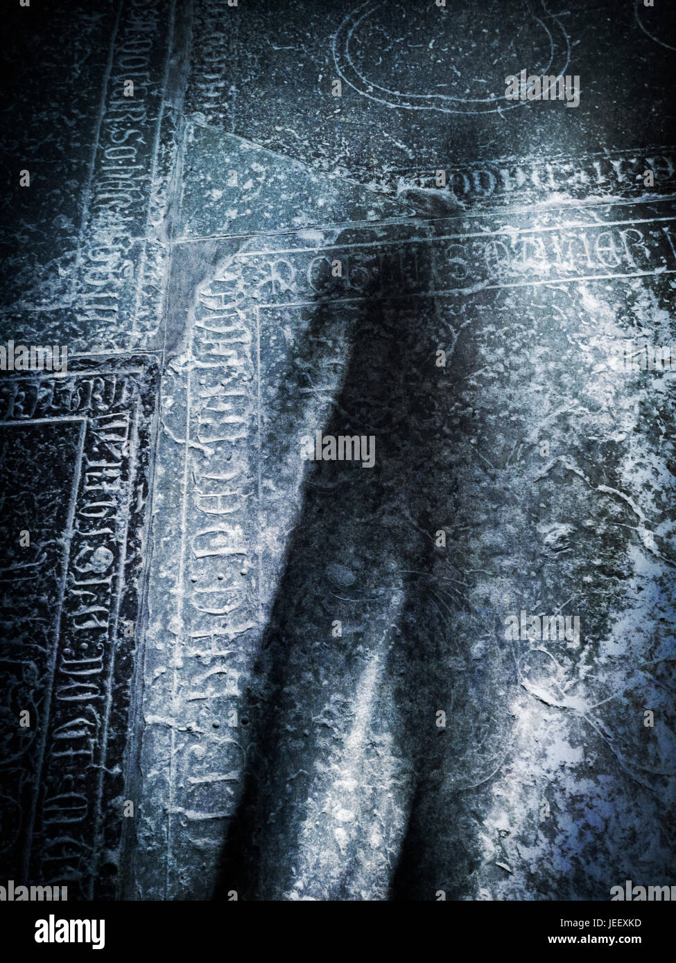 Ombre effrayante vieille tombe sur pierre dans l'église. concept de la mort, le crime et l'horreur. Banque D'Images