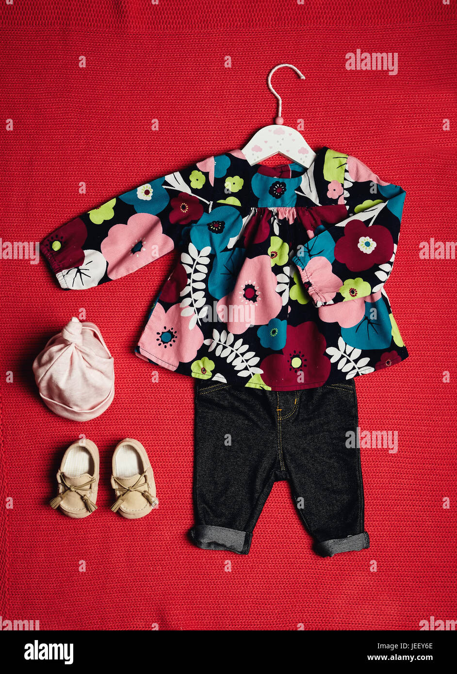 Top View Fashion Look Tendance De Vetements Bebe Fille Et Bebe Jouets Bebes Concept De Mode Photo Stock Alamy