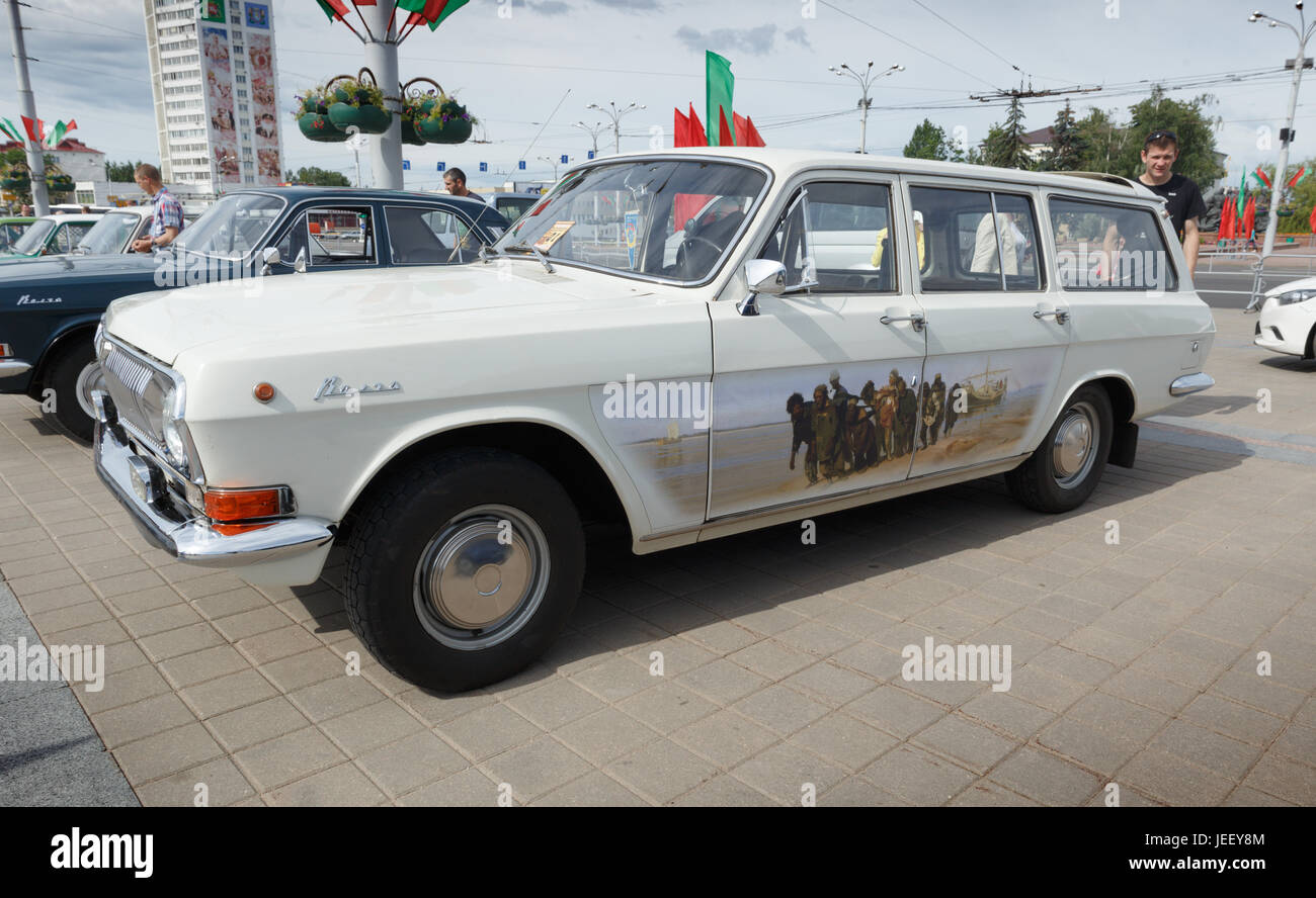 GAZ Volga M24 blanc à l'exposition de voitures anciennes. L'été. Le Bélarus. De Vitebsk. 2017. Banque D'Images