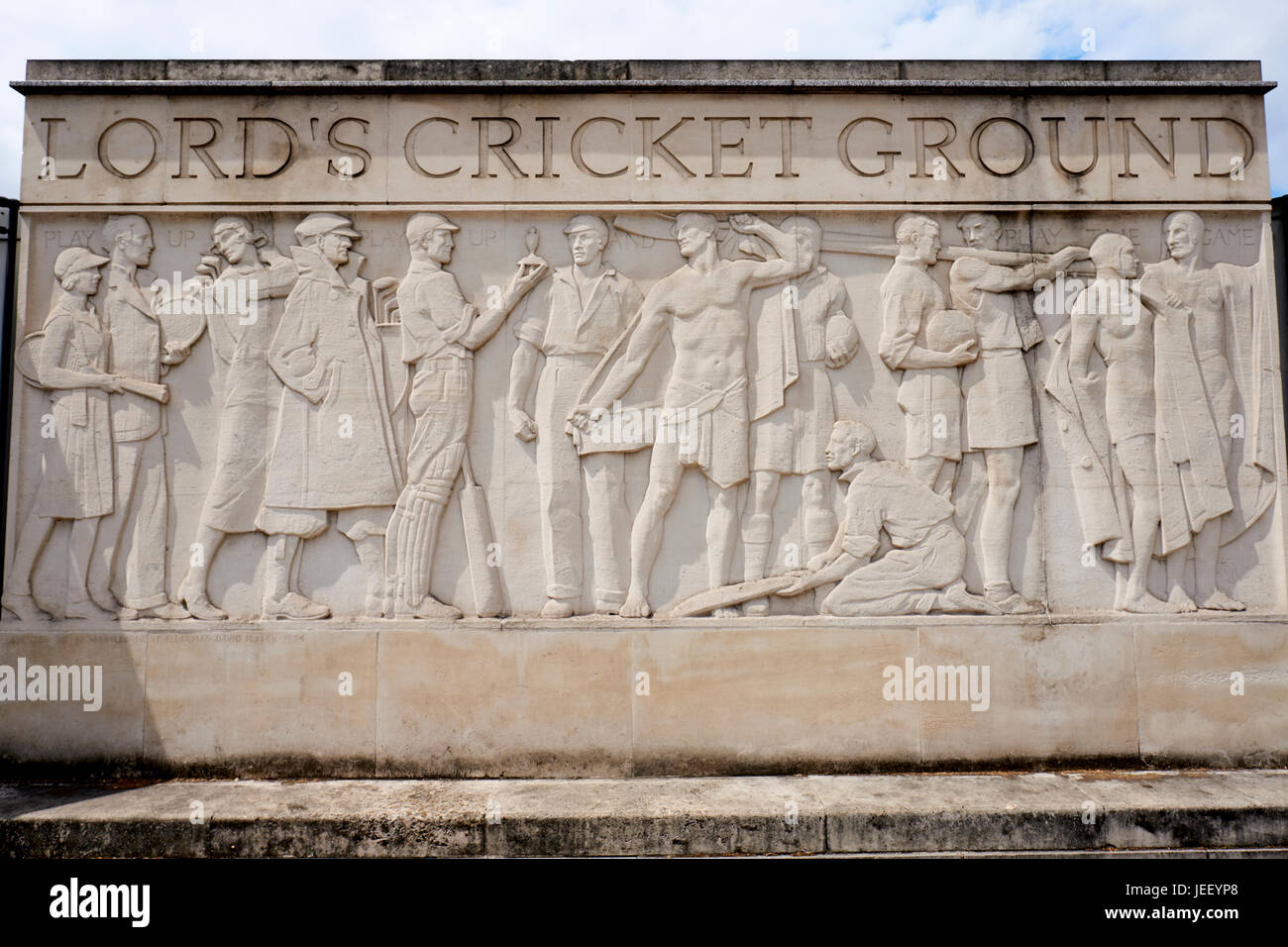 Frise sculpturale en dehors de Lords Cricket Ground montrant des joueurs de cricket avec les cendres, par Gilbert Bayes, St Johns Wood Road, Londres, UK Banque D'Images