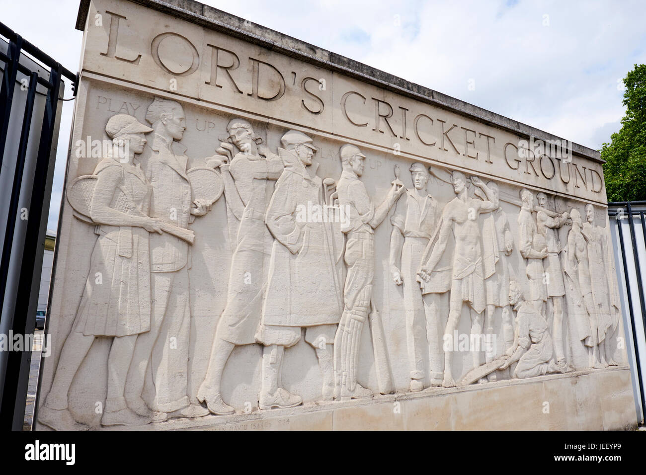 Frise sculpturale en dehors de Lords Cricket Ground montrant des joueurs de cricket avec les cendres, par Gilbert Bayes, St Johns Wood Road, Londres, UK Banque D'Images