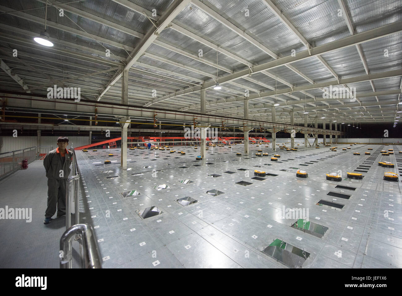 Employé de l'entrepôt : Auto-robots de charge permet de trier 20 000 colis par heure à une entreprise de messagerie chinois Banque D'Images Employé de l'entrepôt : Auto-robots de charge permet de trier 20 000 colis par heure à une entreprise de messagerie chinois Banque D'Images