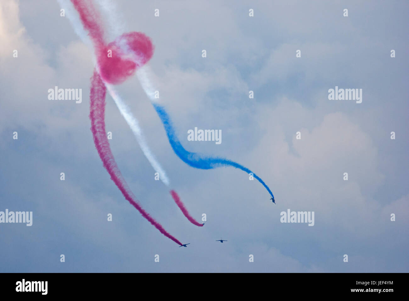 Spectacle de vol des avions de l'Armée de l'air française, les Alpha jets de la Patrouille de France l'équipe nationale. Banque D'Images