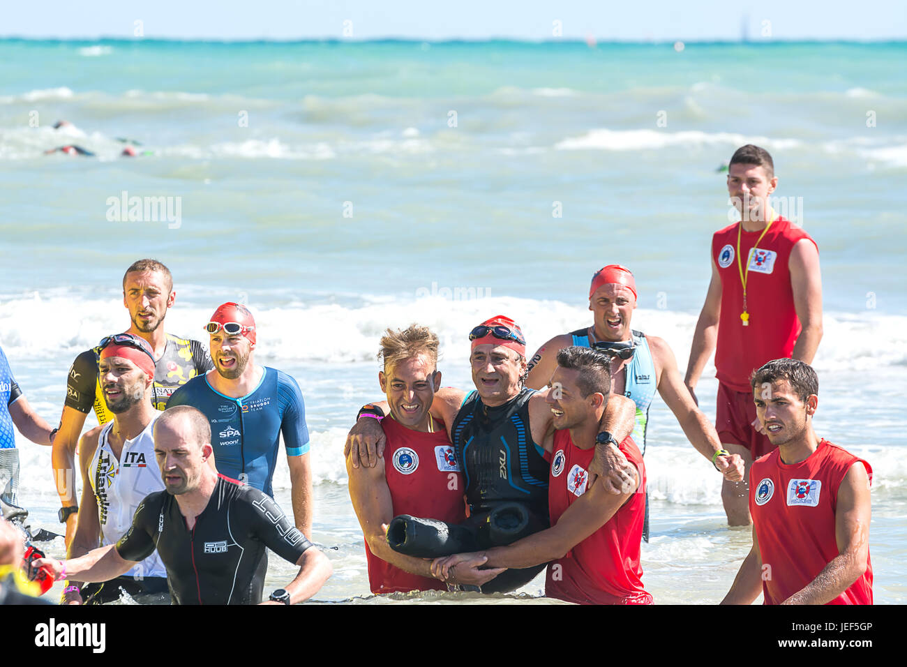 Pescara, Italie - le 18 juin 2017 : arrivée de l'épreuve de natation Athlète handicapée Alex Zanardi au Ironman 70.3 de Pescara de Juin 18, 2017 Banque D'Images