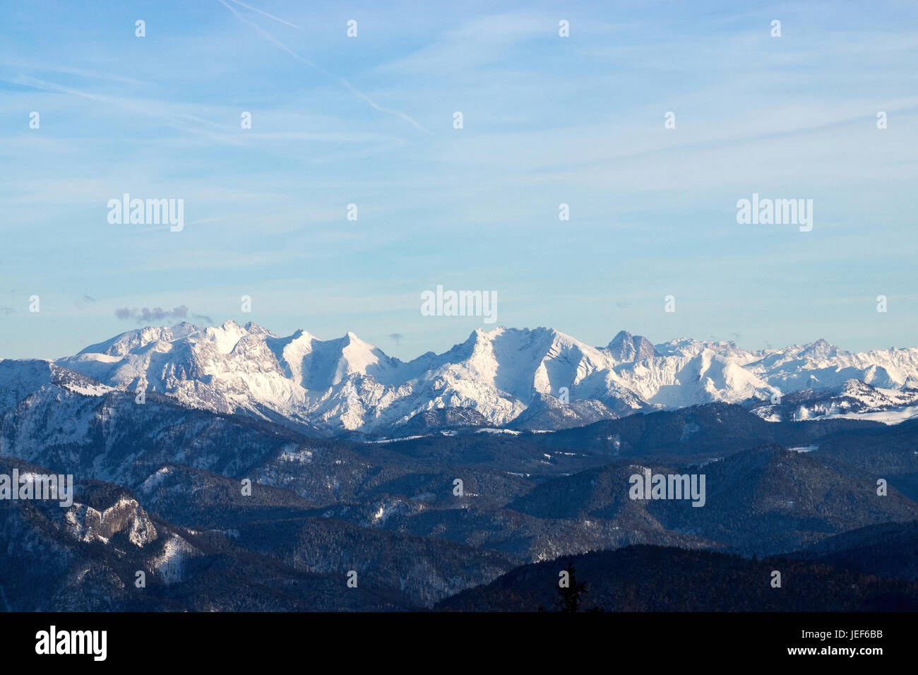 L'un est Kampenwand 1669-m-haute montagne dans les Alpes de Chiemgau. Son sommet cross est plus grand dans les Alpes bavaroises et loin de toute évidence. Ici, à w Banque D'Images