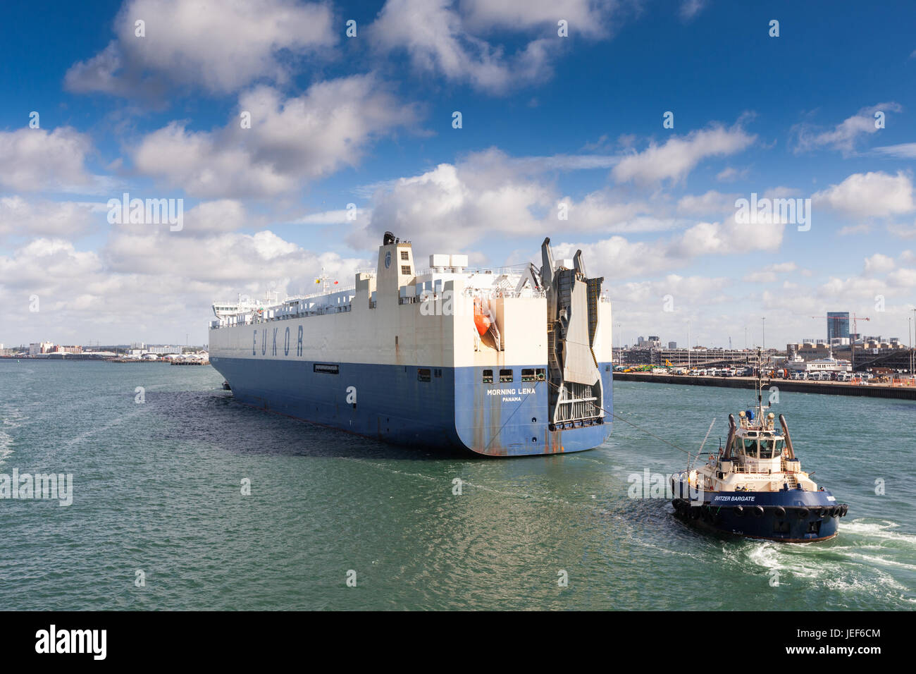 Eukor Matin Lena RORO navire transporteur arrivant à Southampton Docks Banque D'Images